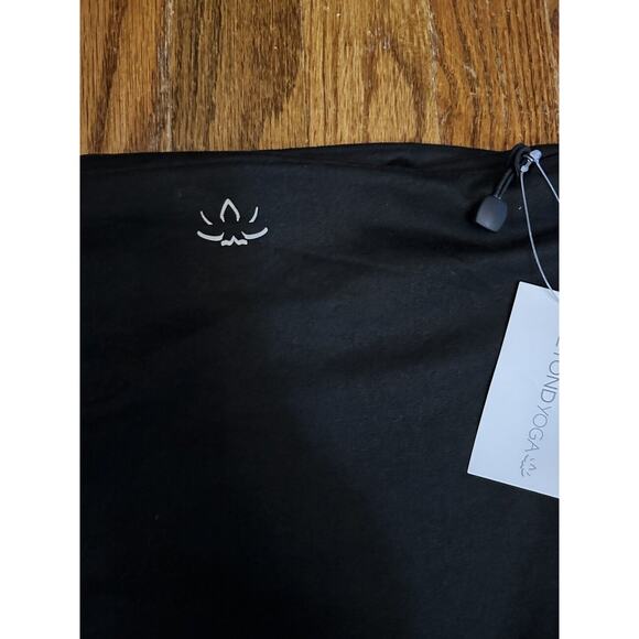 Beyond Yoga NWT Hidden Pocket Infinity Scarf Black One Size Stretchy Comfort - Picture 4 of 8